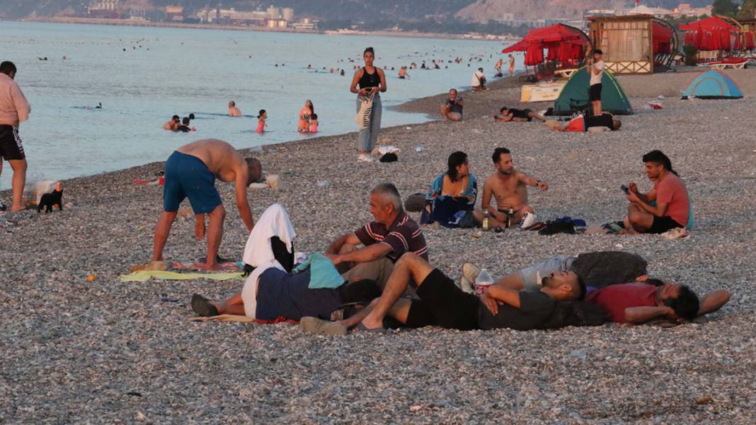 Nefes alamayan Antalyalılar sahilde sabahladı. Sıcaklık 45 dereceyi gördü 2